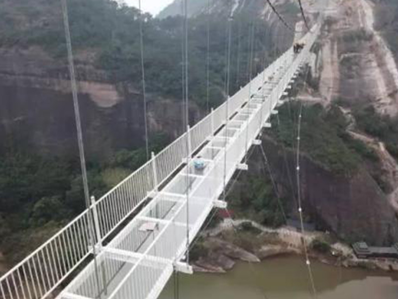 玻璃吊橋受到外國人質(zhì)疑，不遠萬里來砸橋，結(jié)局讓人很無奈